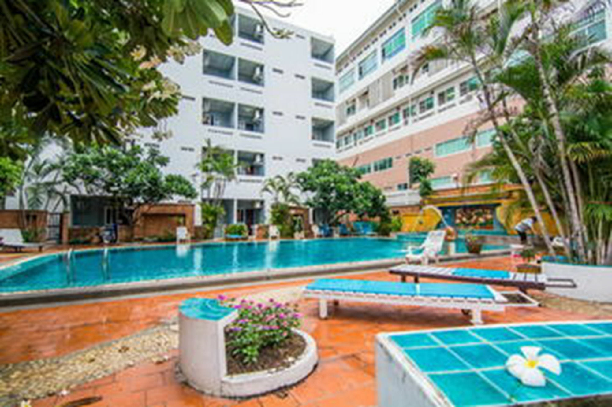 Sutus Court 2 Hotel Pattaya Exterior photo